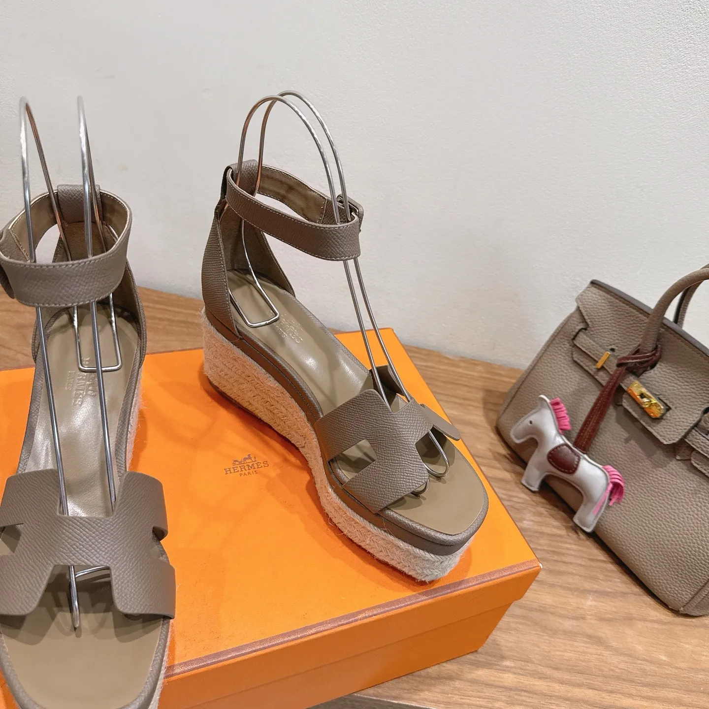 👟👟Ex-factory price 720👟👟 Hermes... a Eclair 2025 new color + popular series, the version is super positive, with a certain thickness, which makes the legs longer! Breathable, comfortable calfskin, spring and summer color matching, this item is both beautiful and comfortable! Channel supply code size: 35-39 can be ordered as 40.41 with airplane box ➕20